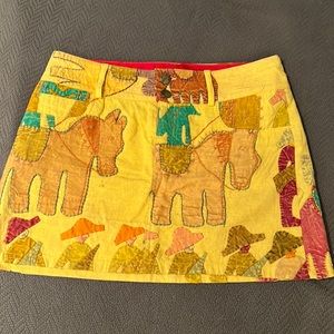 Adorable Alice & Olivia mini skirt. Vintage-stitch design!